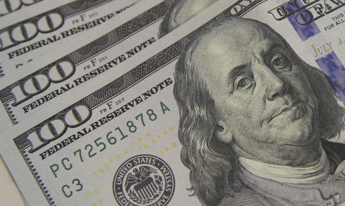 O dólar à vista terminou o pregão cotado a R$ 5,089, com recuo de 0,79%.