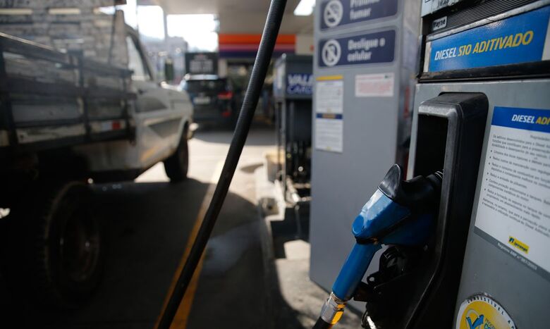 Após a recente disparada no preço internacional do petróleo, o governo federal ampliou nesta quarta-feira (9) as medidas para conter a alta dos combustíveis no Brasil