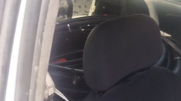 Na imagem é possível ver um emaranhado de fios telefônicos dentro do carro utilizado pelo suspeito