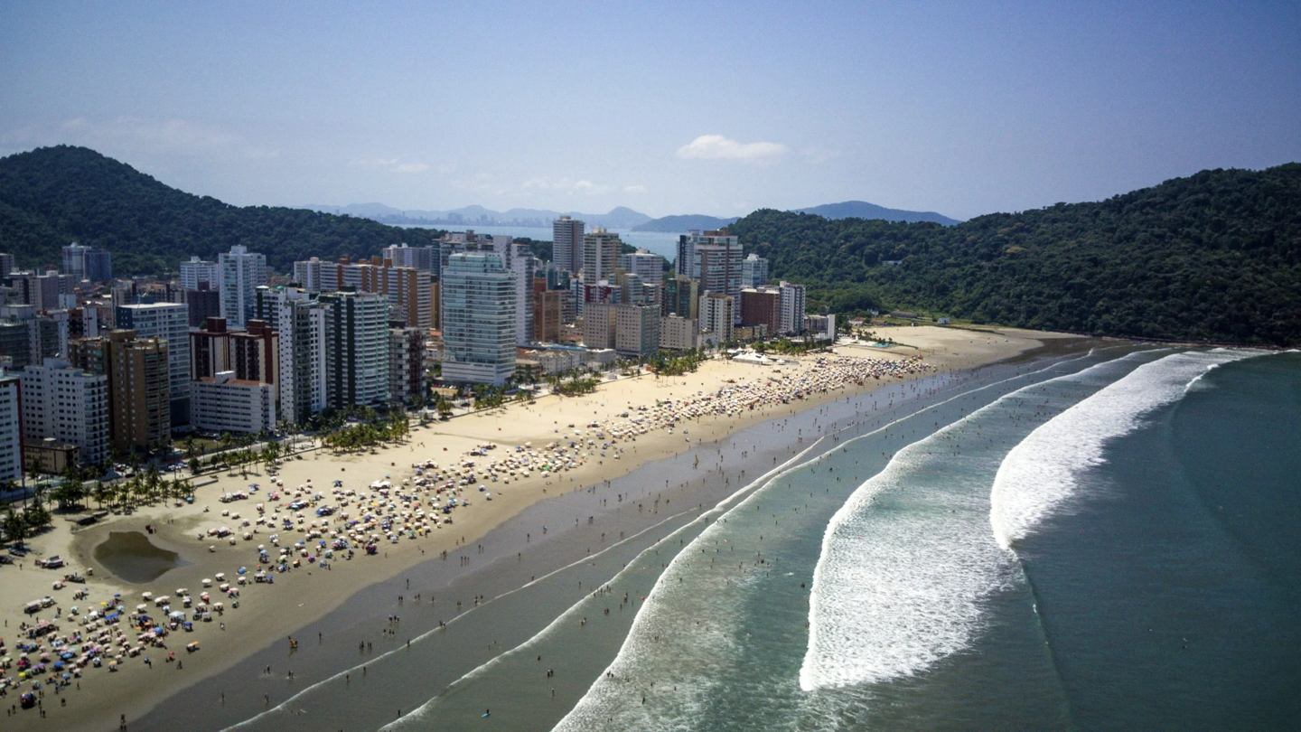 Banhistas também devem evitar entrar no mar perto de rios, córregos, canais e saídas de água da chuva 