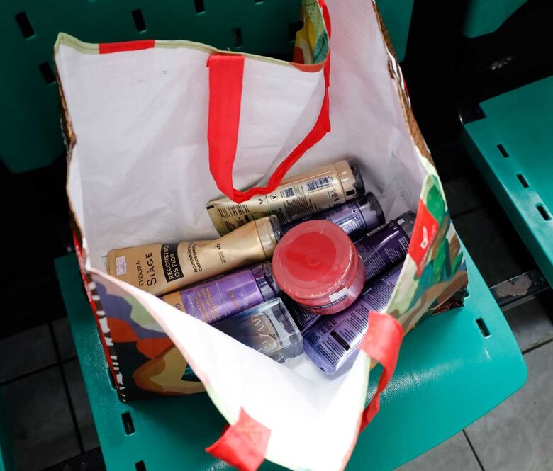 GCM prendeu um homem suspeito de furtar uma loja de perfumes e cremes