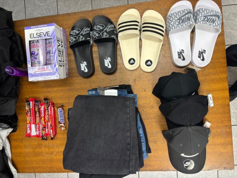 Indivíduo foi localizado com mochila contendo objetos reconhecidos por responsáveis de estabelecimentos comerciais como produtos subtraídos