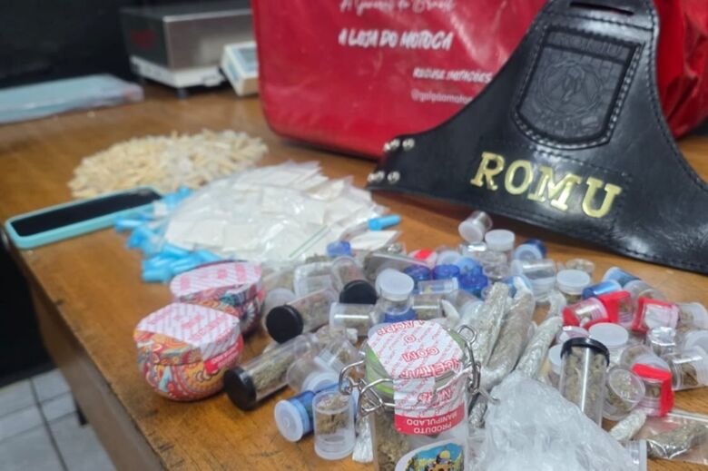 Romu detém dois suspeitos e apreende 849 porções de drogas no Jardim Revista