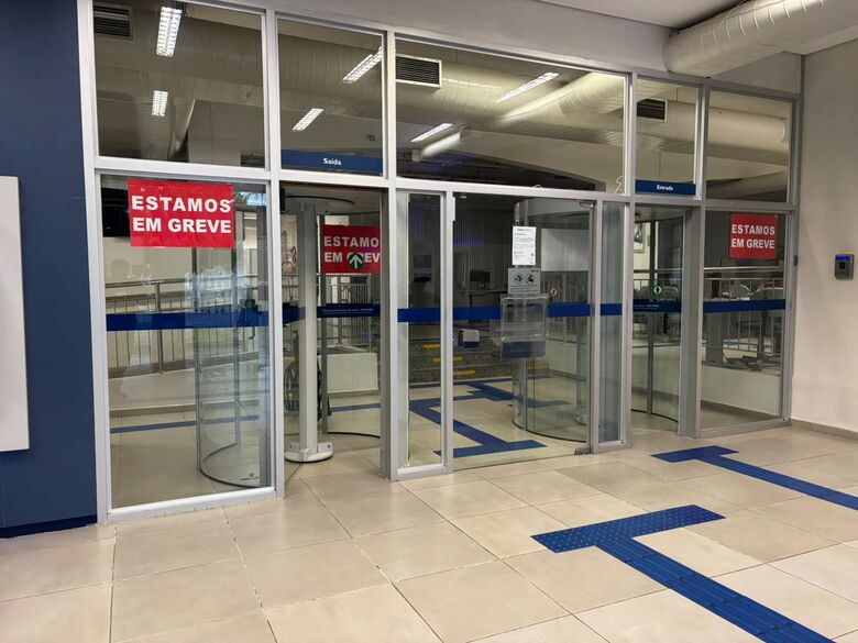 Empregados da Caixa Econômica Federal paralisaram os atendimentos ao público