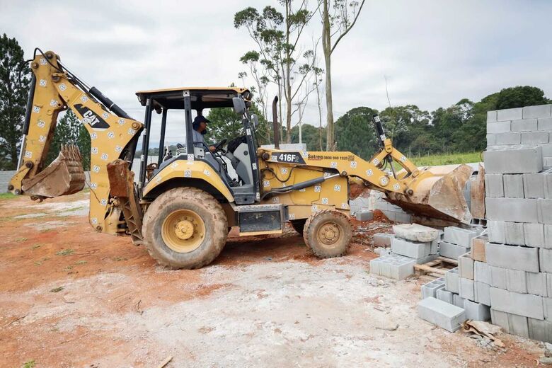 Operação realizada nesta segunda-feira (28/09) identificou venda ilegal de terreno, construções clandestinas e supressão de vegetação em local de proteção de mananciais 