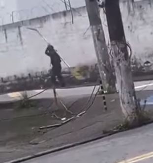 Homem é gravado furtando placa de trânsito em Itaquá