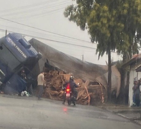Veículo tombou ao fazer uma curva próximo a um mercado