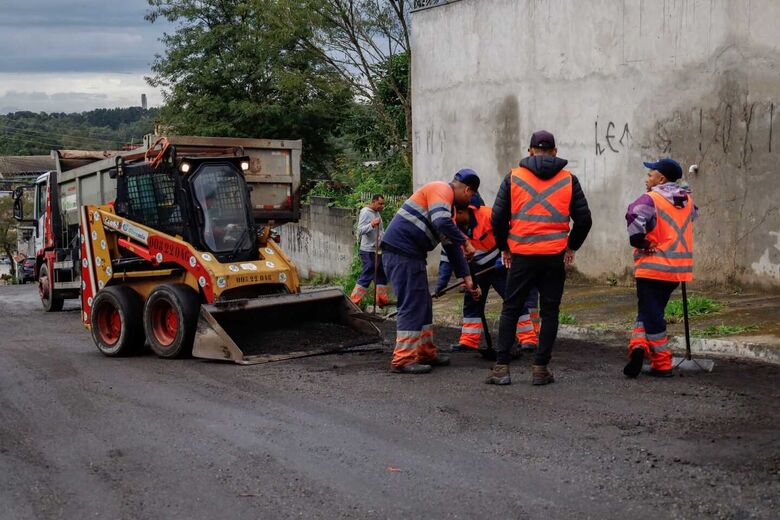Trabalhos incluem reforço e troca de solo, fresagem do pavimento e recapeamento para melhorar as condições de circulação no bairro