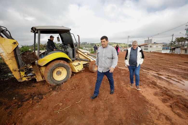 Serviços de limpeza e terraplanagem começaram na esquina entre as ruas Darcílio Monteiro e Vereador Sebastião Elias de Carvalho, onde o prefeito esteve nesta quinta-feira (03/09)