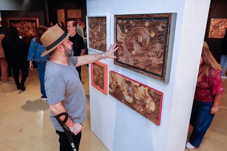 Mostra do artista Sidnei Robinson traz um olhar sustentável sobre o excesso de lixo