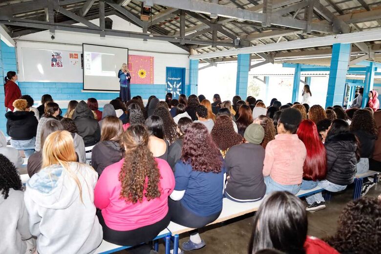 Departamento da Mulher leva orientações sobre violência e proteção para mais de 200 alunas