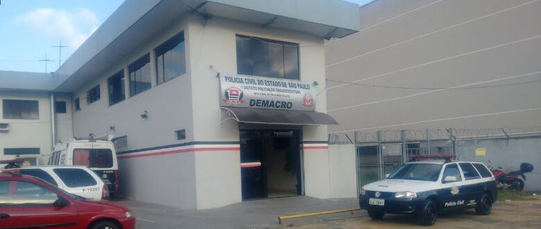 O homem foi conduzido ao 1&ordm; Distrito Policial (DP) de Itaquaquecetuba, onde o mandado foi cumprido e ele permaneceu à disposição da Justiça