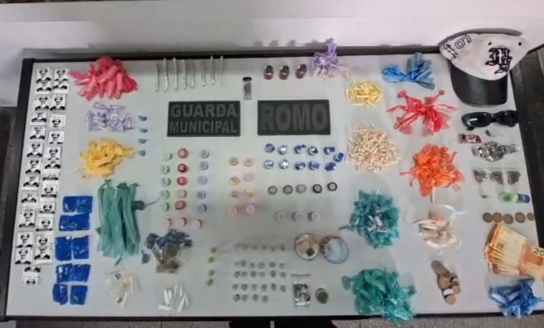 Ocorrência resultou na apreensão de 527 invólucros, totalizando 667 gramas de substâncias análogas a entorpecentes, além de dinheiro.