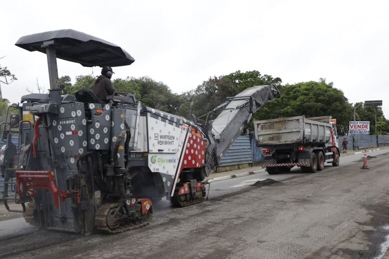 A Prefeitura de Suzano iniciou nesta quinta-feira (17/09) as obras de recapeamento da rua Regina Cabalau Mendonça, a principal via de ligação entre o centro da cidade e a região da Casa Branca