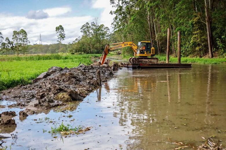 Serviços de desassoreamento do rio Taiaçupeba atingem 65% de conclusão