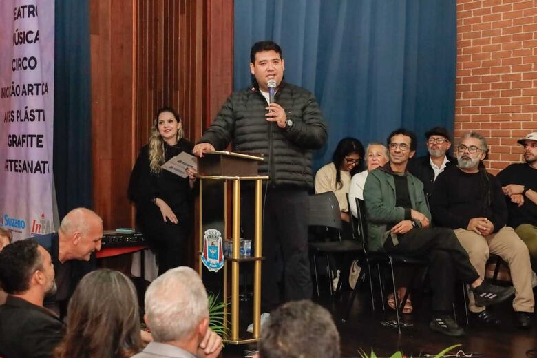 Cerimônia marca lançamento do livro sobre plano pedagógico do Profart