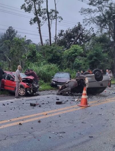 Em imagens do acidente é possível ver a frente de um dos veículos separada do restante do carro