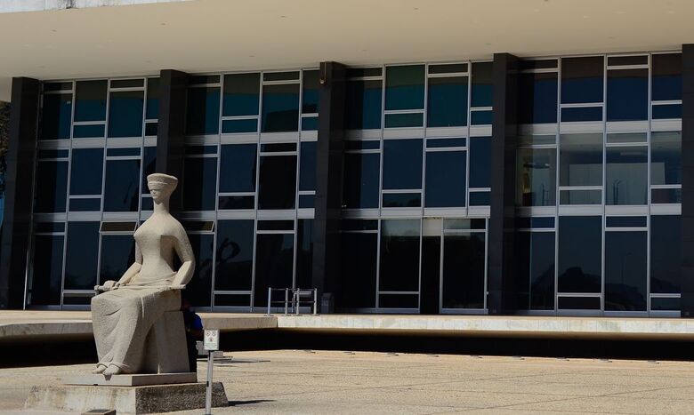 A Corte também adotou medidas de segurança durante o julgamento, que está previsto para começar às 10h desta terça-feira (15).