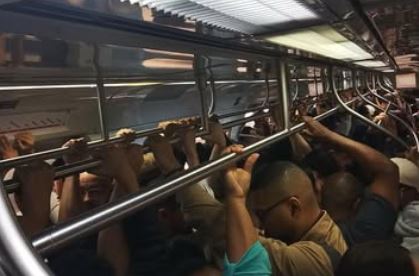 Nas redes sociais, passageiros relatam que os vagões estão lotados e, em alguns casos, não conseguem embarcar