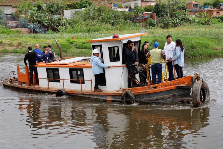 Prefeito e secretária estadual de Meio Ambiente vistoriam desassoreamento no rio Taiaçupeba