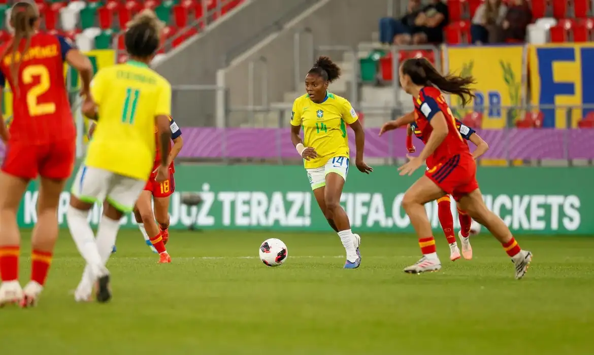 A seleção brasileira de futebol feminino perdeu para a Espanha por 1 a 0, na Arena Sosnowiec, na Polônia, neste sábado (19)