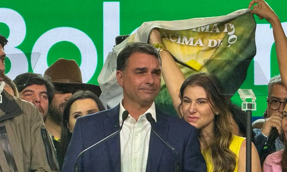 Flávio Bolsonaro, viajou em janeiro de 2025 em um jato executivo ligado ao ex-banqueiro Daniel Vorcaro, investigado nas fraudes relacionadas ao Banco Master.