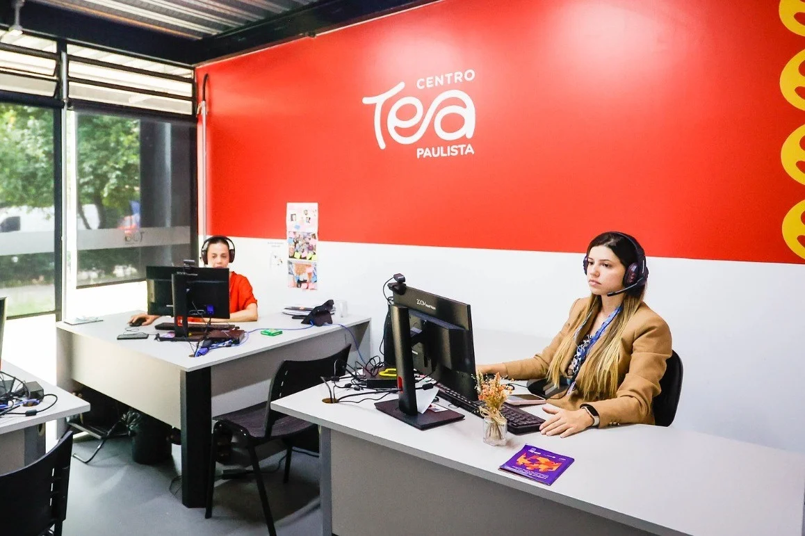 O canal 0800 do Centro TEA Paulista é mais um recurso que passa a integrar a rede de atendimento especializado em todo o território paulista, desenvolvido para garantir que a rede de suporte técnico esteja cada vez mais próxima das famílias