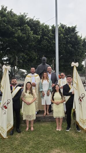 Cerimônia reuniu autoridades e comunidade católica na rotatória que leva o nome e conta com a imagem do religioso