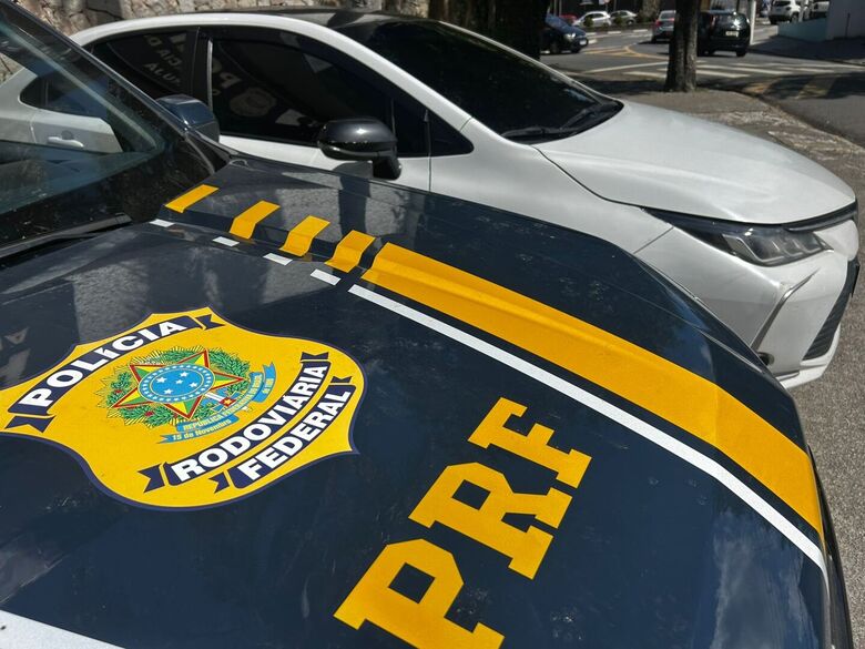Veículo circulava com sinais identificadores adulterados