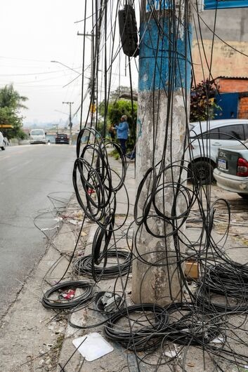 A EDP informou que retirou mais de 20 toneladas de fios irregulares em Mogi das Cruzes e Suzano, somente no primeiro semestre