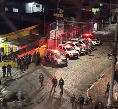 Imagens das redes sociais mostram a chegada de várias equipes e viaturas policiais