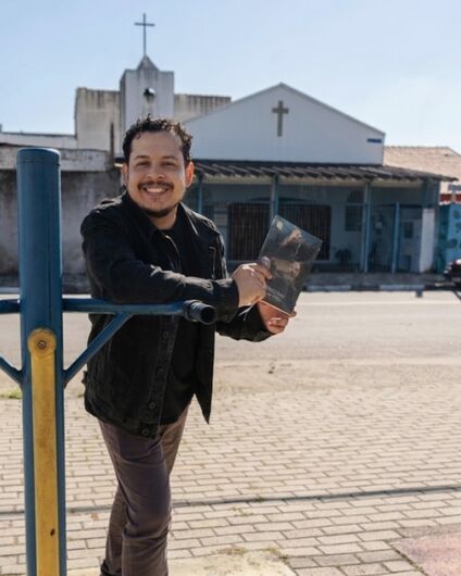 Servidor da Prefeitura de Suzano faz sessão de autógrafos na Bienal do Livro neste domingo