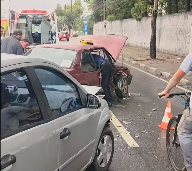 Acidente próximo ao HRAT deixa mulher ferida em Suzano