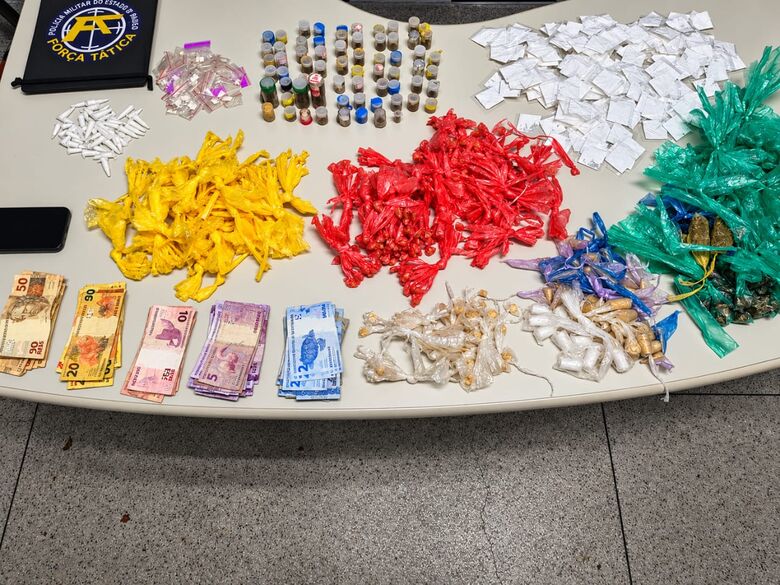 Foram localizadas 1.103 porções de drogas, entre cocaína, maconha e crack
