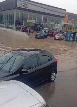 No município de Poá, a Avenida Ibar e parte da rodovia João Afonso de Souza Castellano ficaram alagadas após as chuvas, impedindo a passagem de veículos