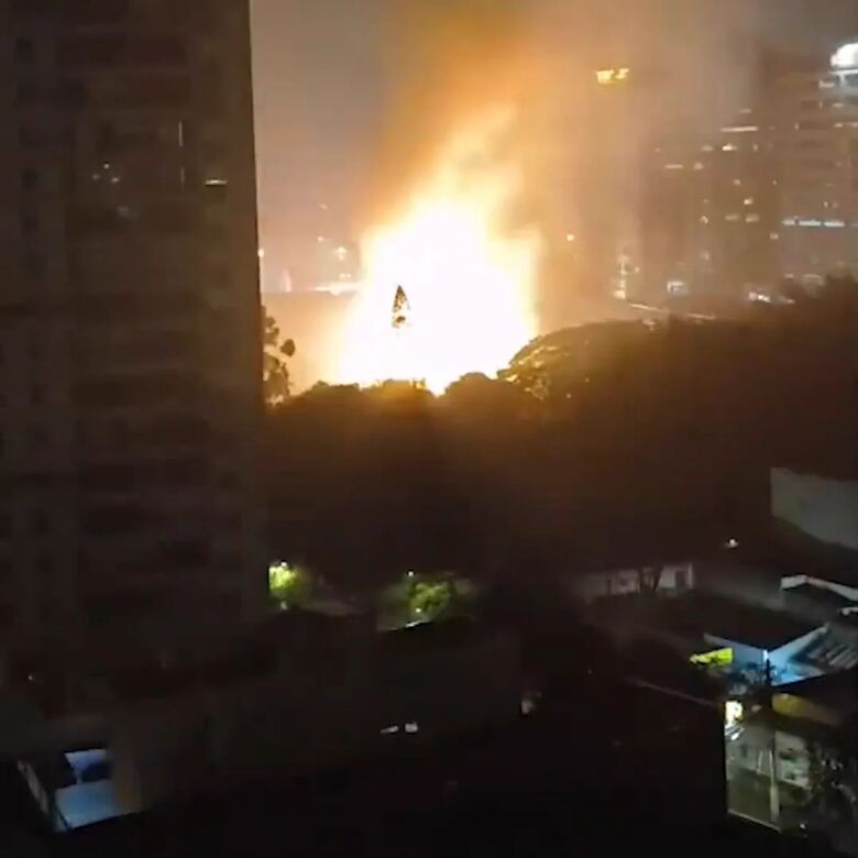 A ocorrência provocou danos aos equipamentos e um incêndio no local