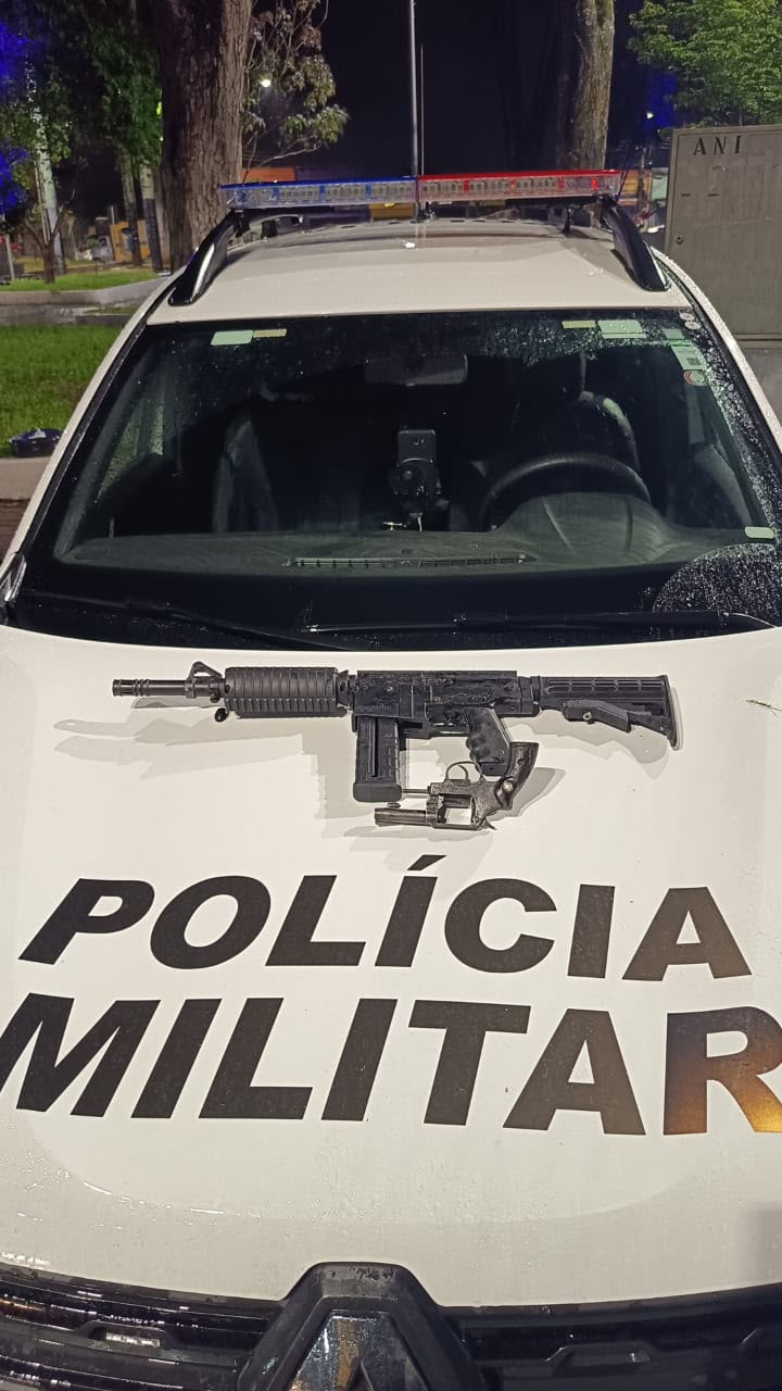 Segundo a Polícia Militar, durante o atendimento da ocorrência, os policiais localizaram um revólver calibre .32, sem munições, e um simulacro de fuzil do tipo airsoft no interior de um GM Meriva envolvido no acidente