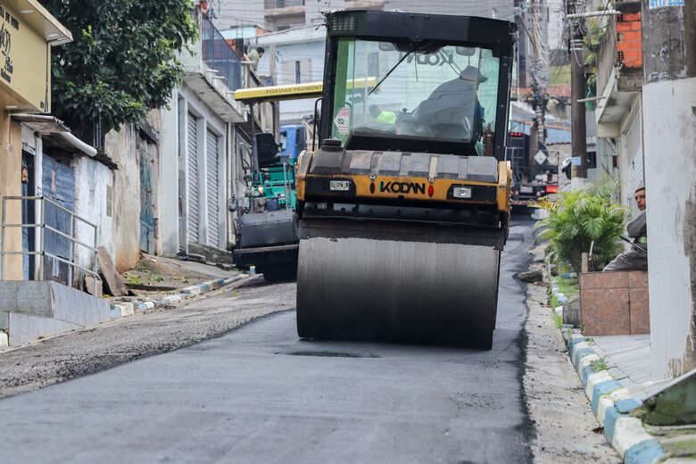 Entre as vias contempladas está a Rua Sebastiana de Menezes, no Jardim Helena, que recebe novo pavimento.