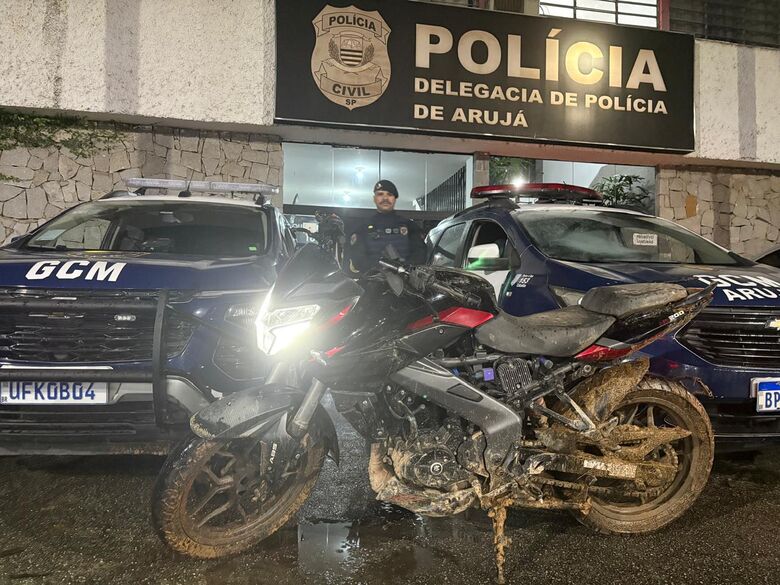 A ocorrência teve início no fim da tarde de segunda-feira (14), quando uma motocicleta BAJAJ/Dominar foi subtraída no bairro Center Ville