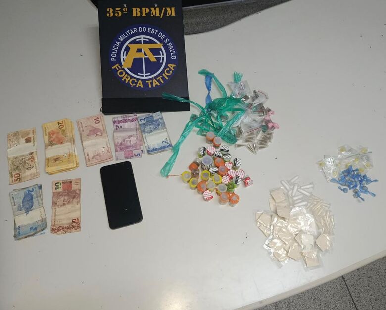 Suspeito é preso com mais de 200 porções de drogas em Itaquá