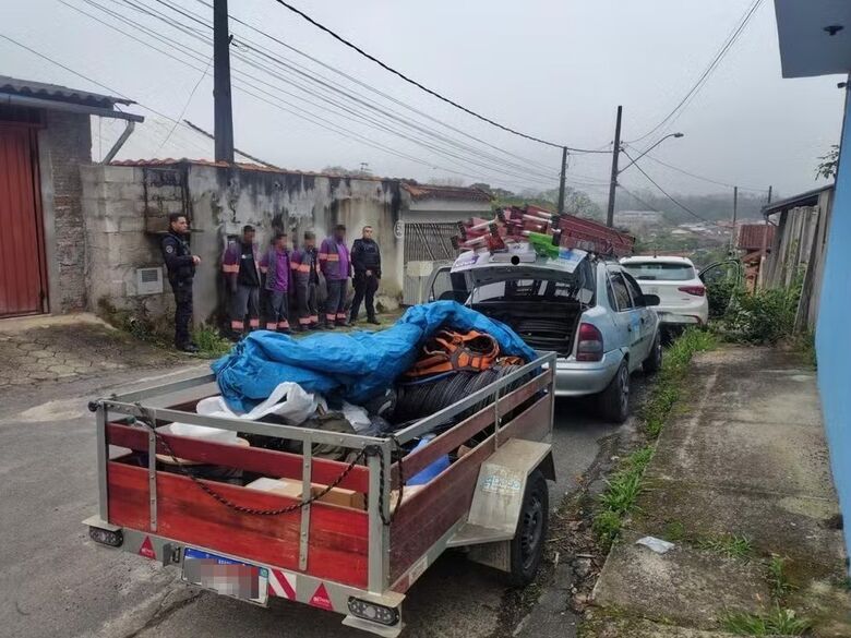 Cerca de 82 metros de cabos, avaliados em R$ 4.320 foram encontrados no porta-malas do veículo utilizado pelos suspeitos