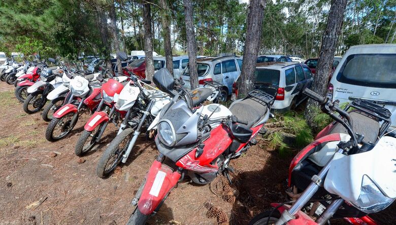 Pregão conta com 464 automóveis e 77 sucatas, com destaques para 336 itens da PM e 38 do Corpo de Bombeiros; sessão pública começa dia 29 de setembro