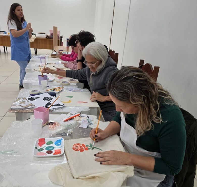 Ao longo dos nove encontros, os alunos aprenderam técnicas de pintura com estêncil, recurso que possibilita a aplicação de desenhos, formas e diferentes detalhes em peças de vestuário