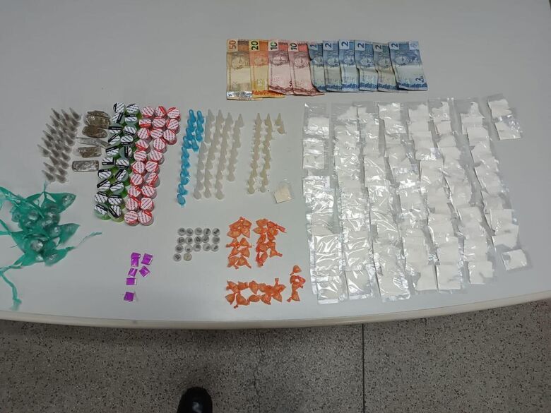PM apreendeu 55,88 gramas de maconha, 77,7 gramas de cocaína e 22,7 gramas de crack