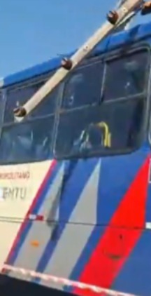 Ônibus deixa poste partido ao meio em Mogi