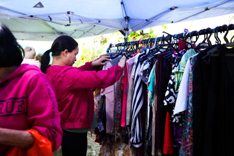 Entre os itens estavam calças, blusas de frio, camisetas, sapatos, meias, entre outras peças
