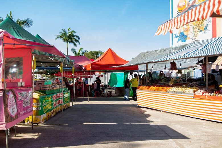 A feira livre que tradicionalmente acontece na Praça Afonso Carlos está funcionando temporariamente no Centro de Convenções, localizado na Praça dos Trabalhadores