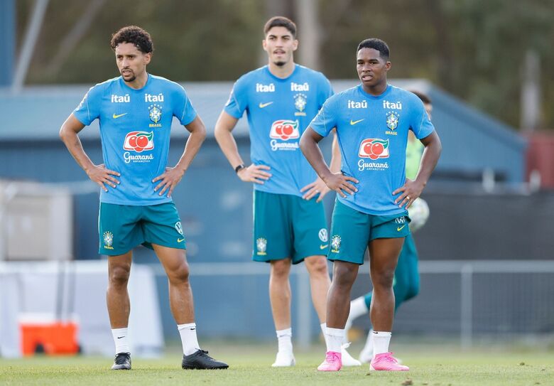 Marquinhos e Endrick atentos durante treino da Seleção em Brisbane, antes do primeiro amistoso na Super Data FIFA com a Austrália