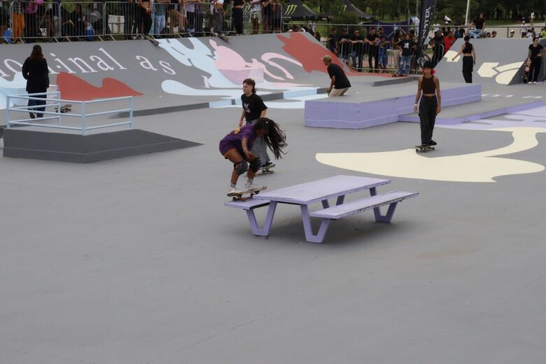 Na semana em que começam os Jogos Mundiais de Skate no continente, cidade chama atenção pela estrutura disponível para a modalidade e formação de novos praticantes 