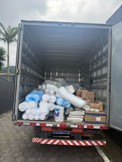 O caminhão e a carga de embalagens, avaliada em cerca de R$ 10 mil, foram recuperados e devolvidos à empresa.